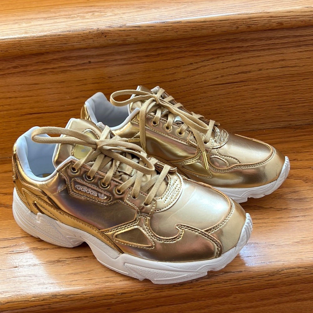 Adidas gold tennis shoes women’s size 8 in very good condition